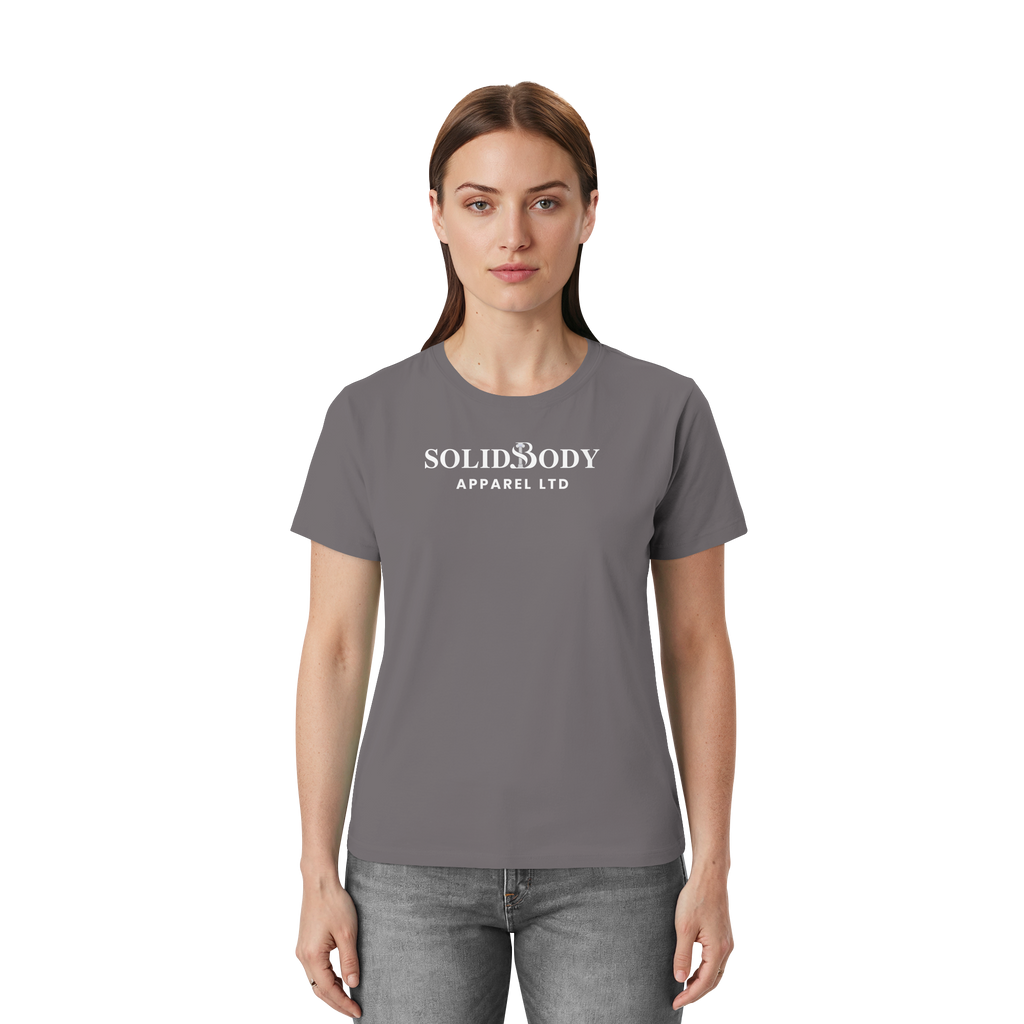 Fraumodell mit Essential T-Shirt in Grau
