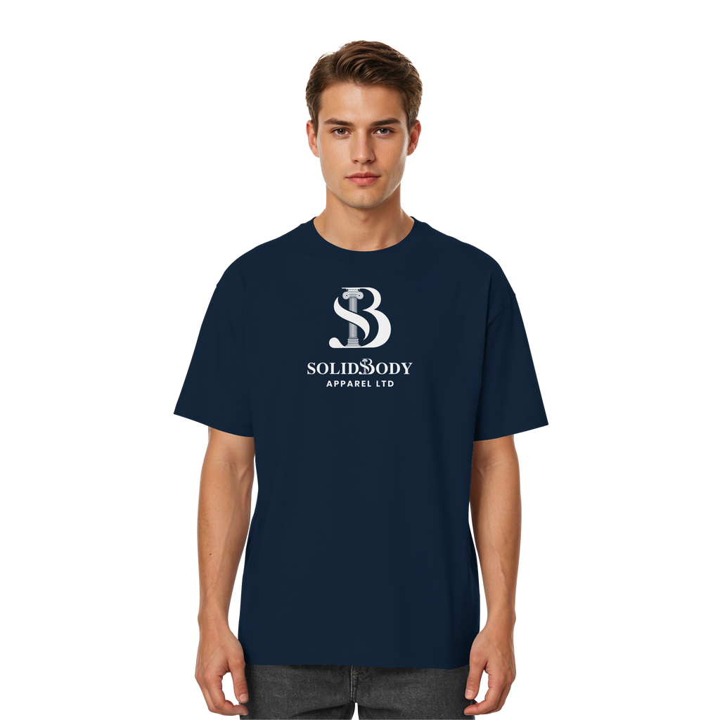 Model mit SolidBody Oversized T-Shirt in Marinenblau